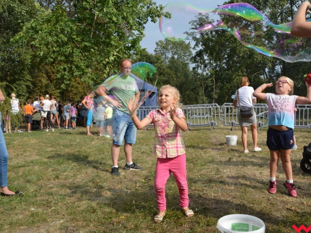Można dmuchać bańki, a można się w nich schować, czyli Festiwal Baniek Mydlanych za nami