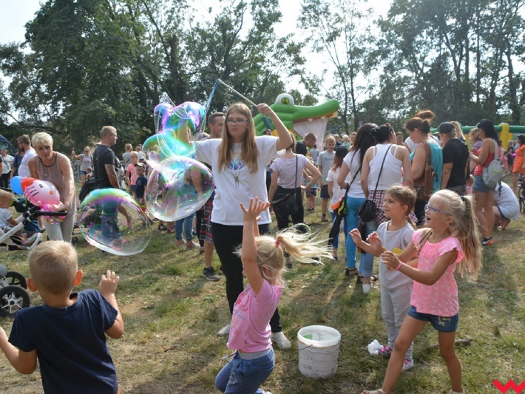 Można dmuchać bańki, a można się w nich schować, czyli Festiwal Baniek Mydlanych za nami