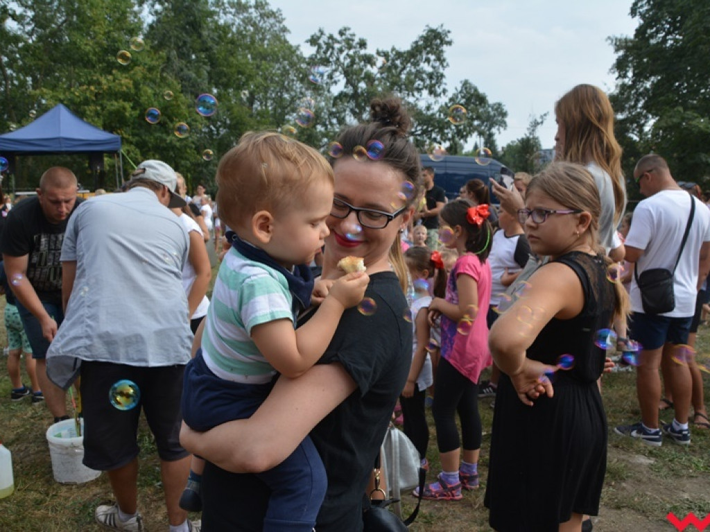 Można dmuchać bańki, a można się w nich schować, czyli Festiwal Baniek Mydlanych za nami