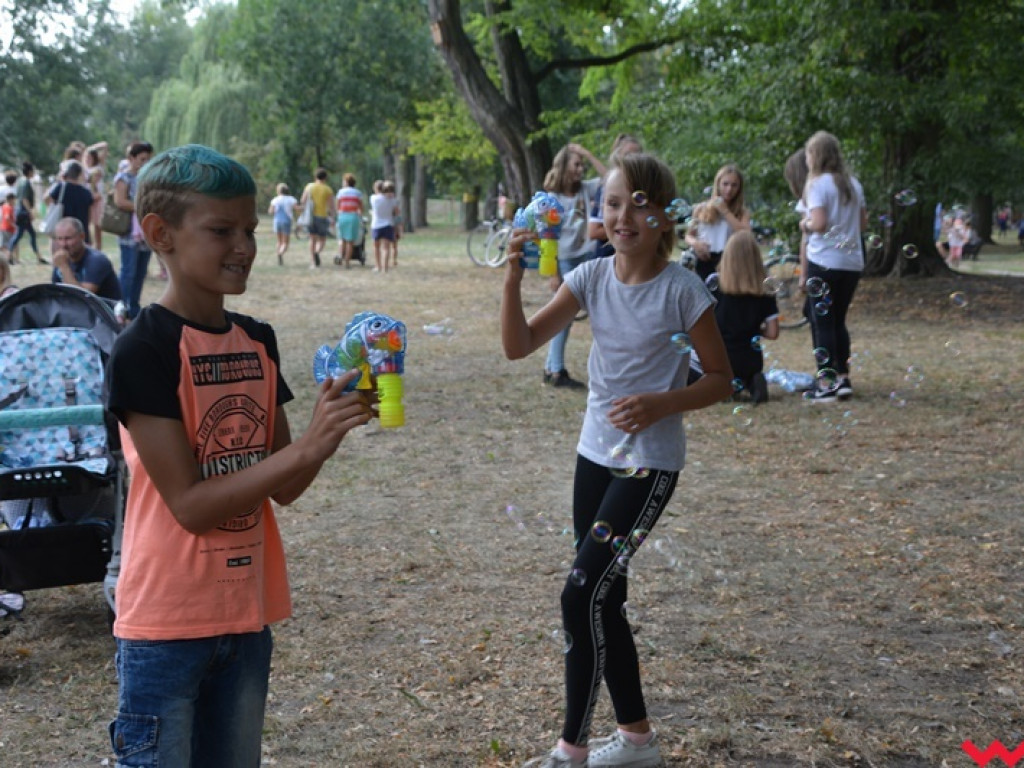 Można dmuchać bańki, a można się w nich schować, czyli Festiwal Baniek Mydlanych za nami