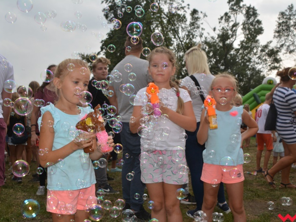 Można dmuchać bańki, a można się w nich schować, czyli Festiwal Baniek Mydlanych za nami