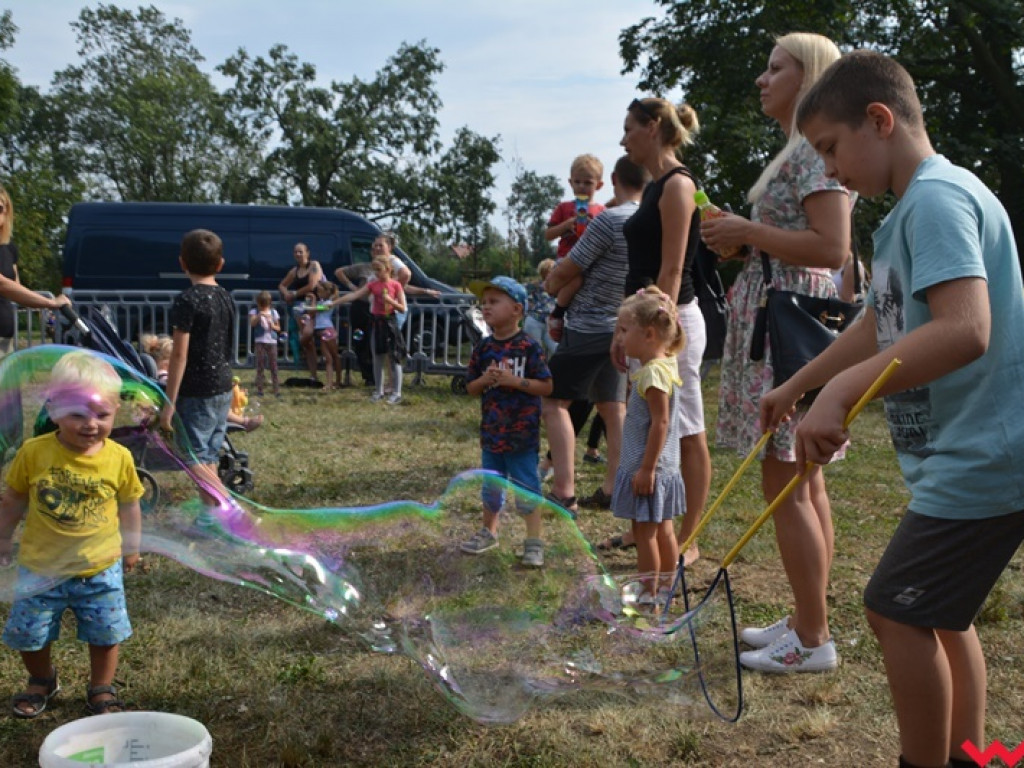 Można dmuchać bańki, a można się w nich schować, czyli Festiwal Baniek Mydlanych za nami