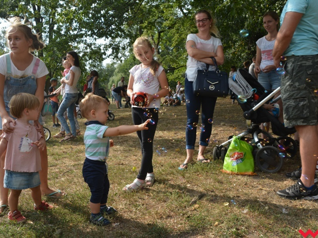 Można dmuchać bańki, a można się w nich schować, czyli Festiwal Baniek Mydlanych za nami