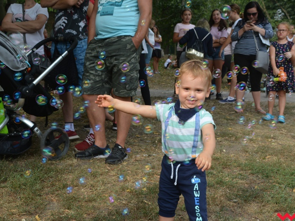 Można dmuchać bańki, a można się w nich schować, czyli Festiwal Baniek Mydlanych za nami