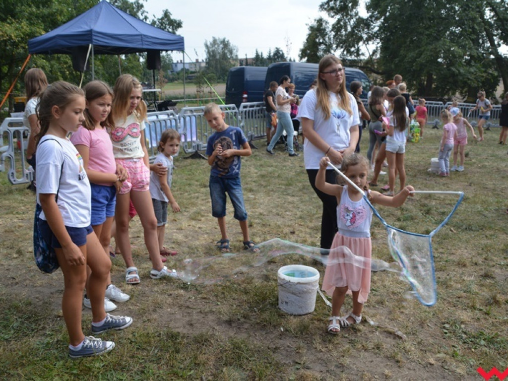 Można dmuchać bańki, a można się w nich schować, czyli Festiwal Baniek Mydlanych za nami
