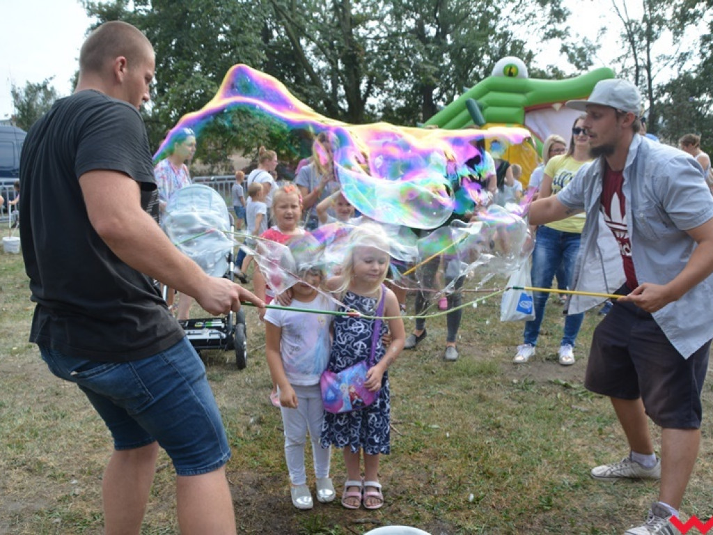 Można dmuchać bańki, a można się w nich schować, czyli Festiwal Baniek Mydlanych za nami