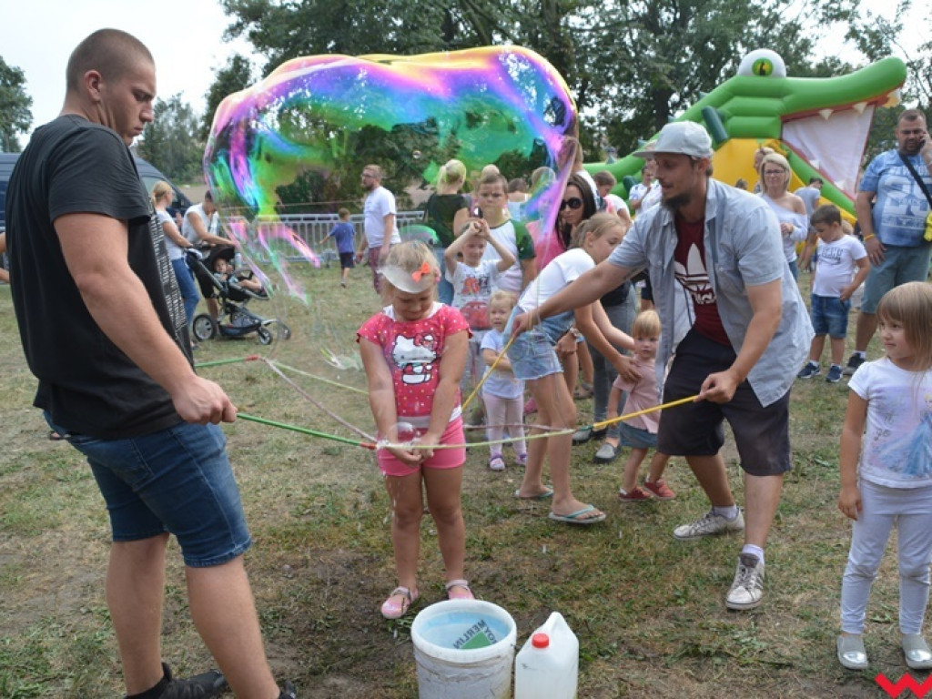 Można dmuchać bańki, a można się w nich schować, czyli Festiwal Baniek Mydlanych za nami