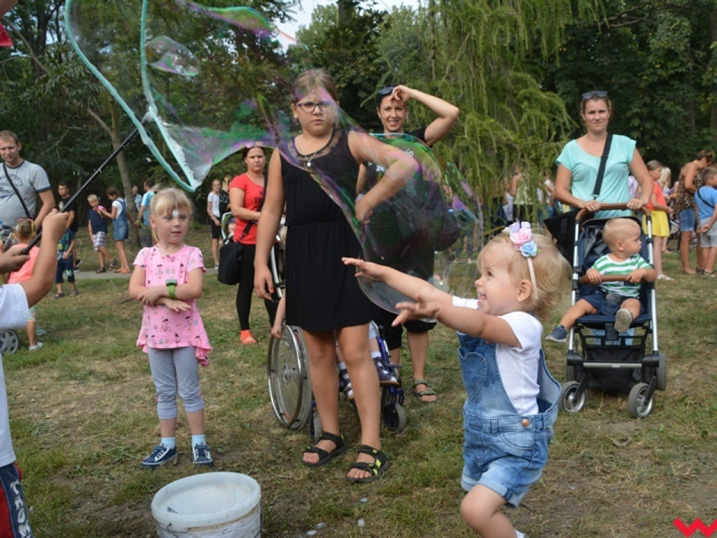 Można dmuchać bańki, a można się w nich schować, czyli Festiwal Baniek Mydlanych za nami