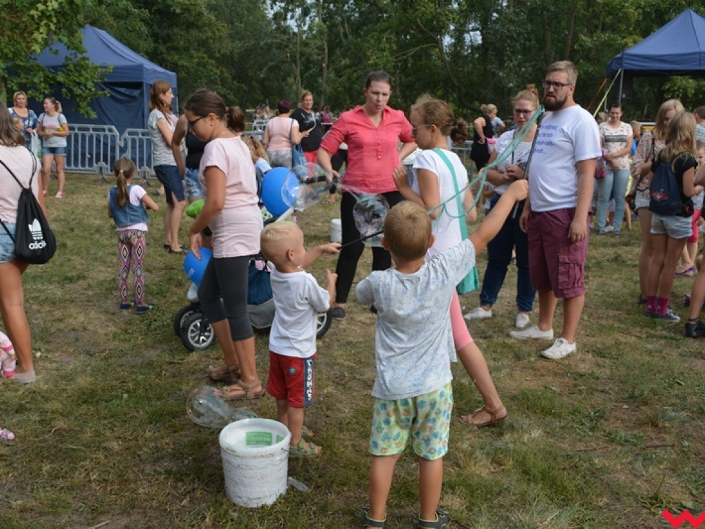 Można dmuchać bańki, a można się w nich schować, czyli Festiwal Baniek Mydlanych za nami