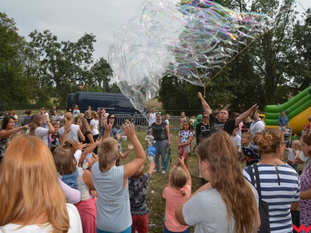 Można dmuchać bańki, a można się w nich schować, czyli Festiwal Baniek Mydlanych za nami