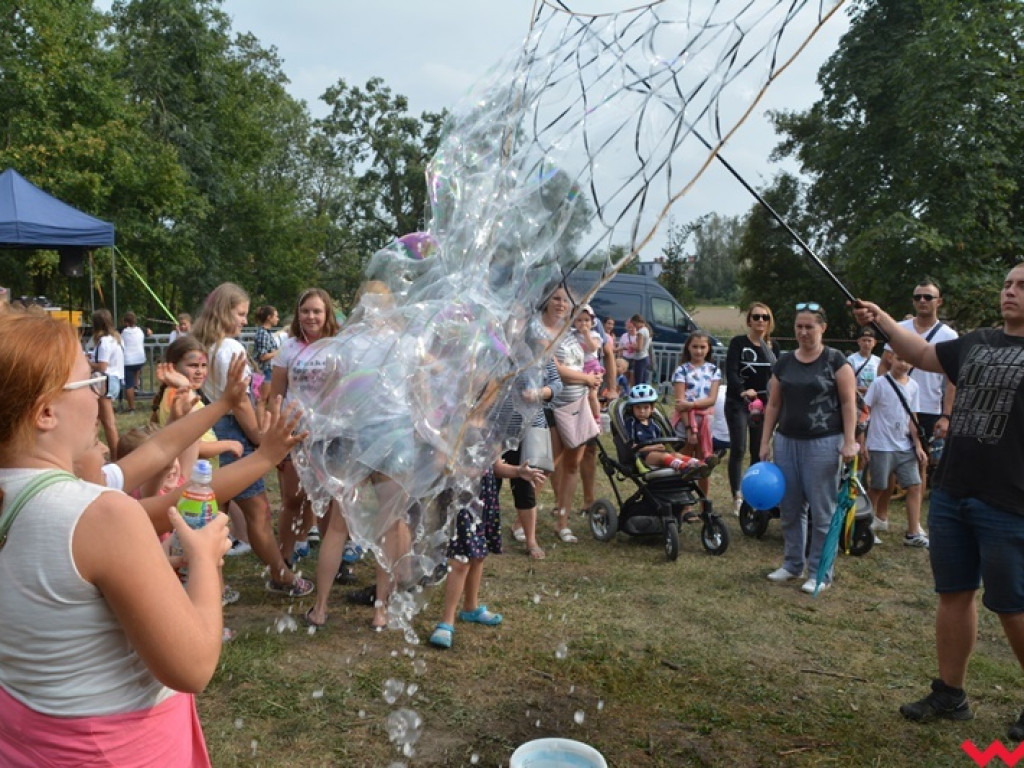 Można dmuchać bańki, a można się w nich schować, czyli Festiwal Baniek Mydlanych za nami