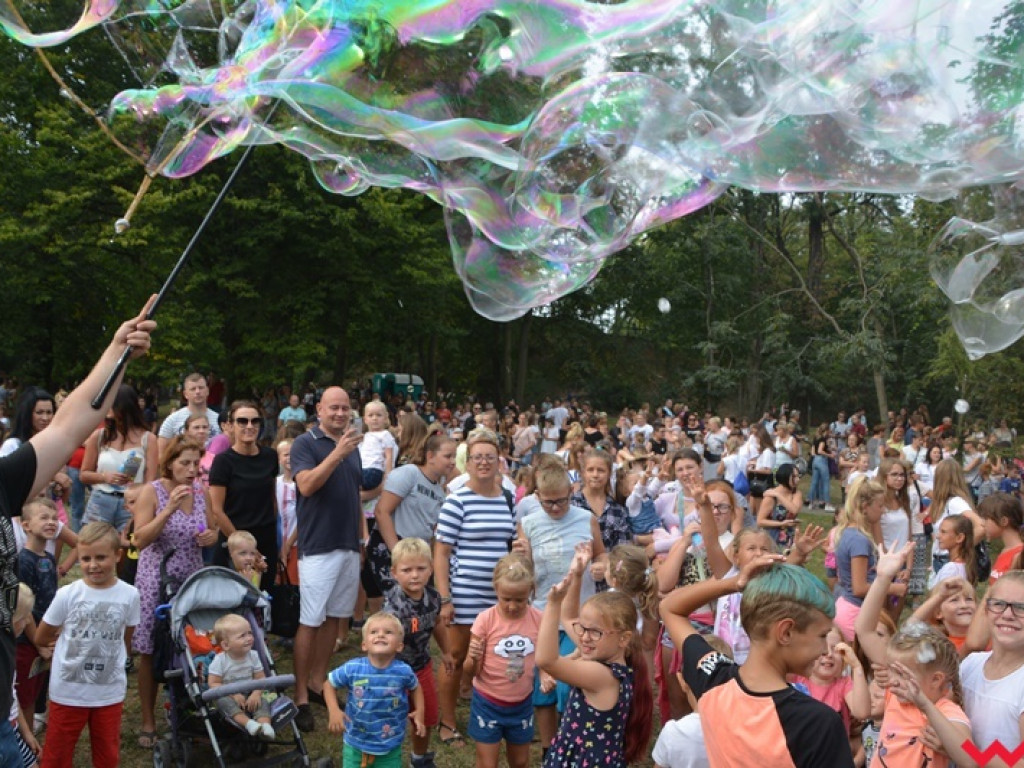 Można dmuchać bańki, a można się w nich schować, czyli Festiwal Baniek Mydlanych za nami