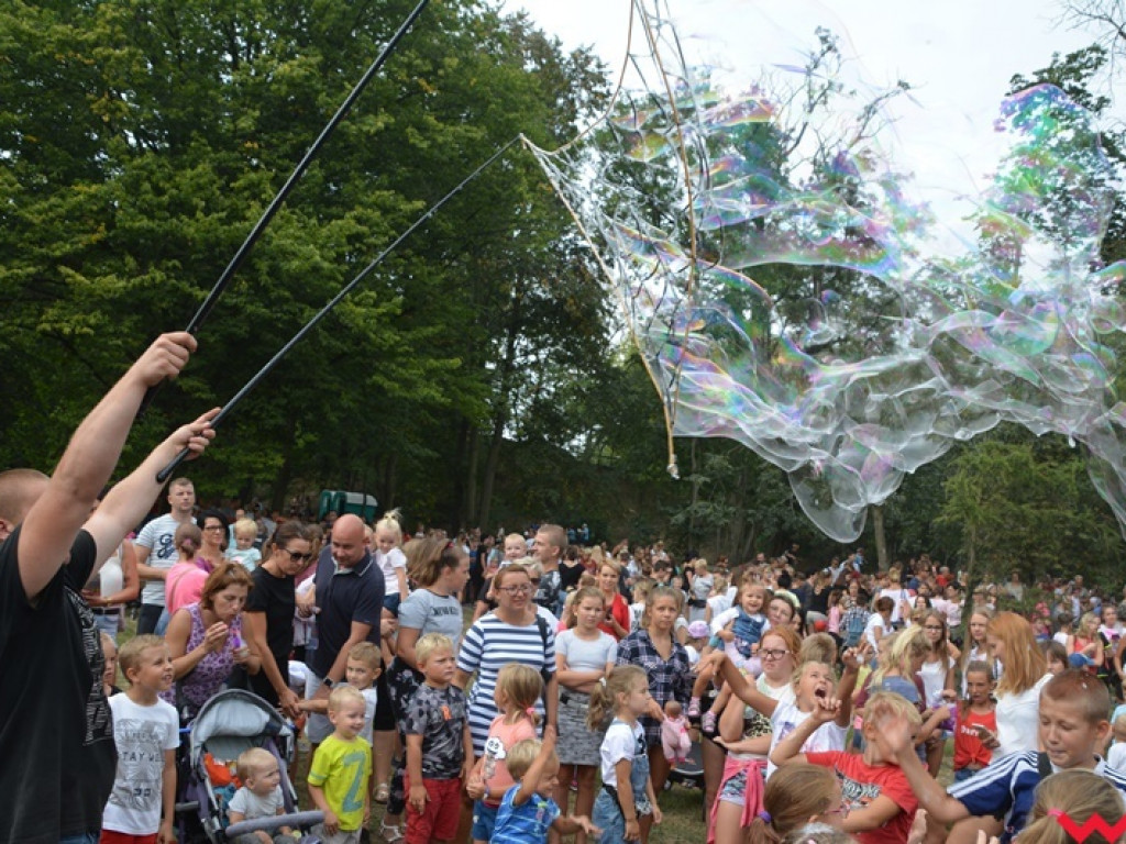 Można dmuchać bańki, a można się w nich schować, czyli Festiwal Baniek Mydlanych za nami