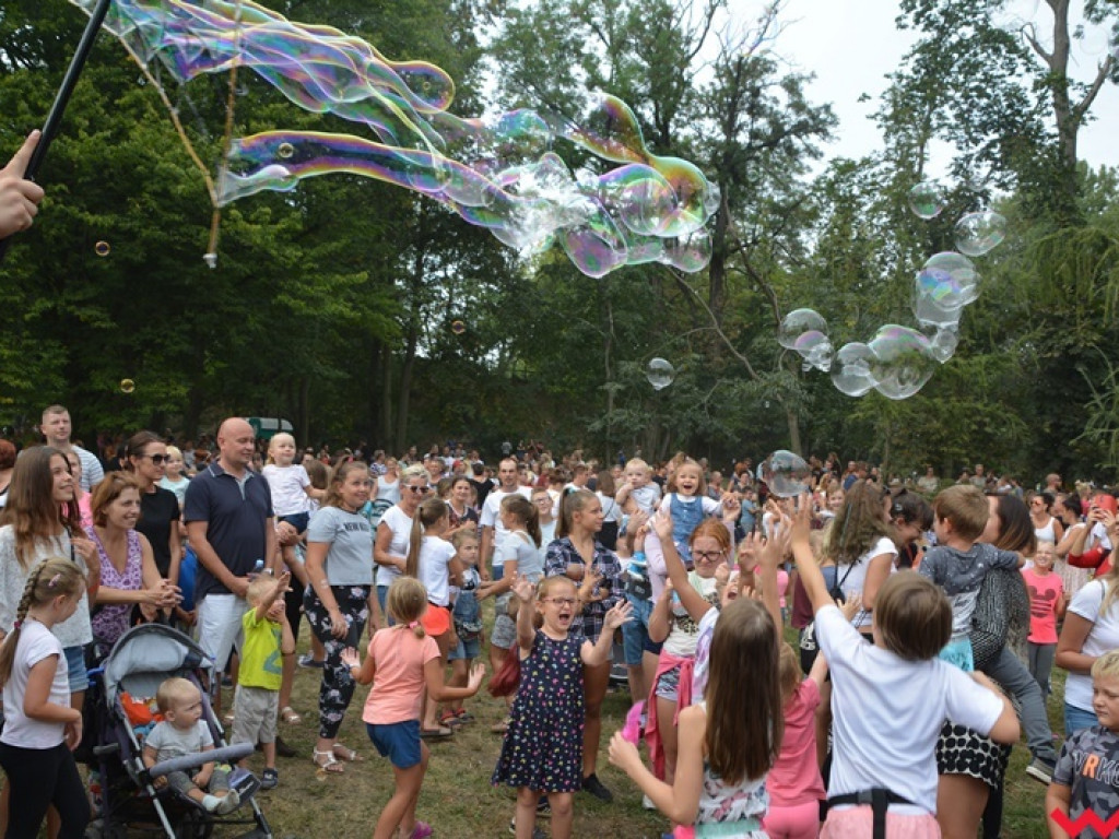 Można dmuchać bańki, a można się w nich schować, czyli Festiwal Baniek Mydlanych za nami