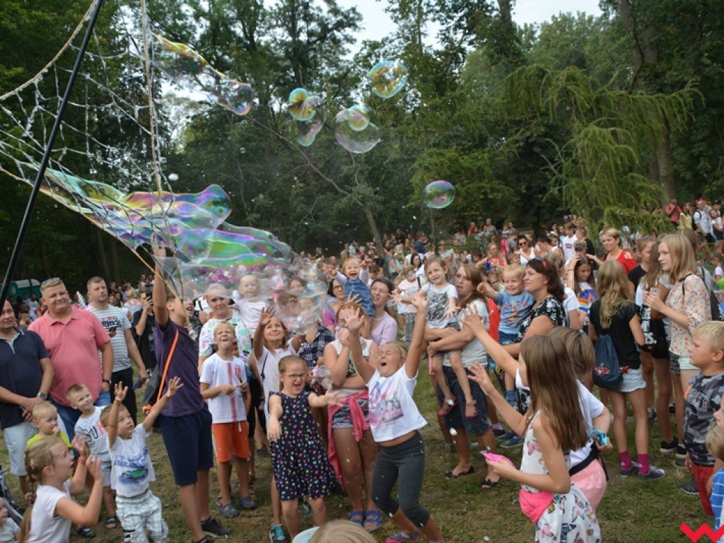 Można dmuchać bańki, a można się w nich schować, czyli Festiwal Baniek Mydlanych za nami