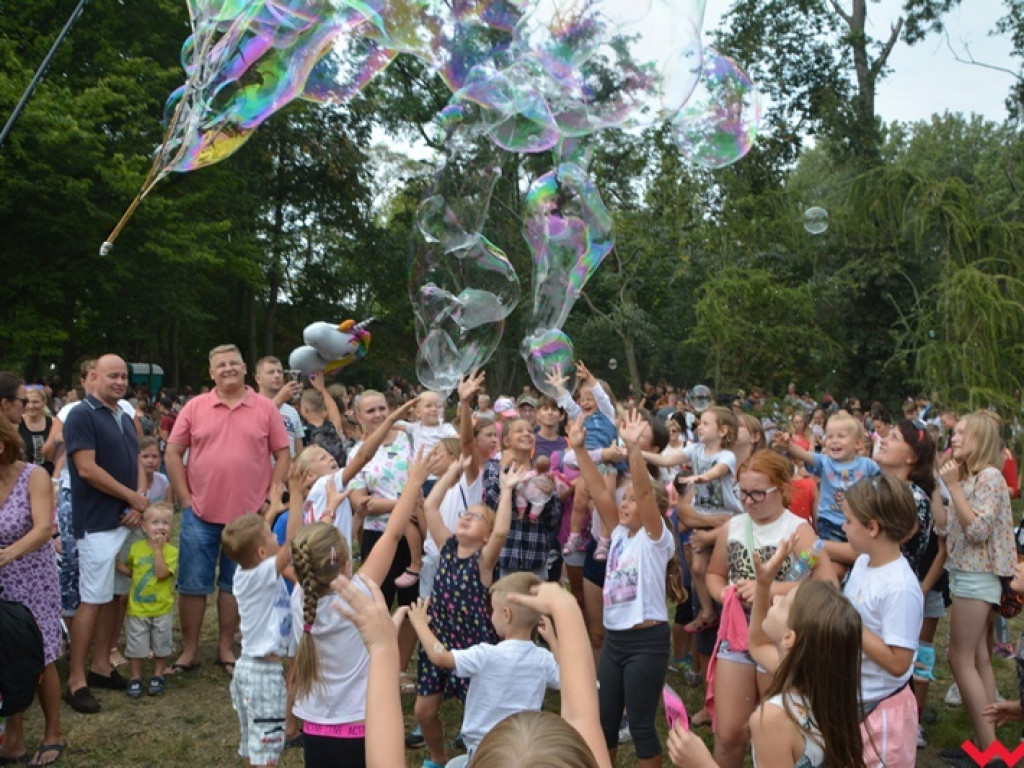 Można dmuchać bańki, a można się w nich schować, czyli Festiwal Baniek Mydlanych za nami