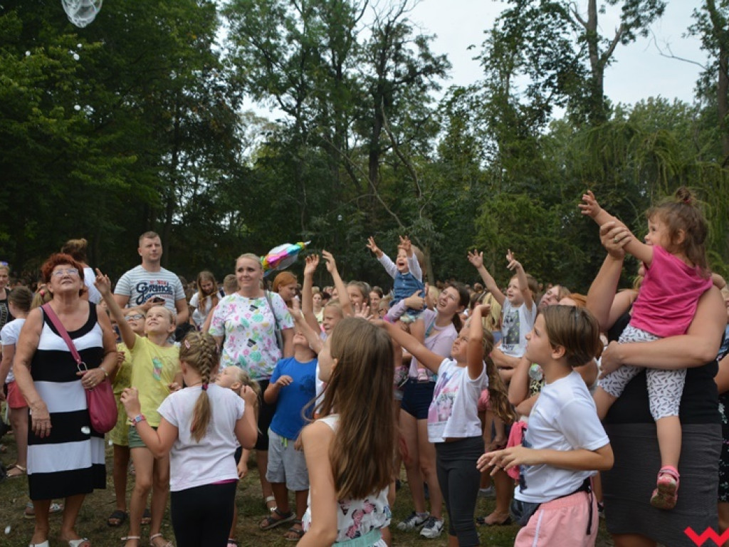 Można dmuchać bańki, a można się w nich schować, czyli Festiwal Baniek Mydlanych za nami