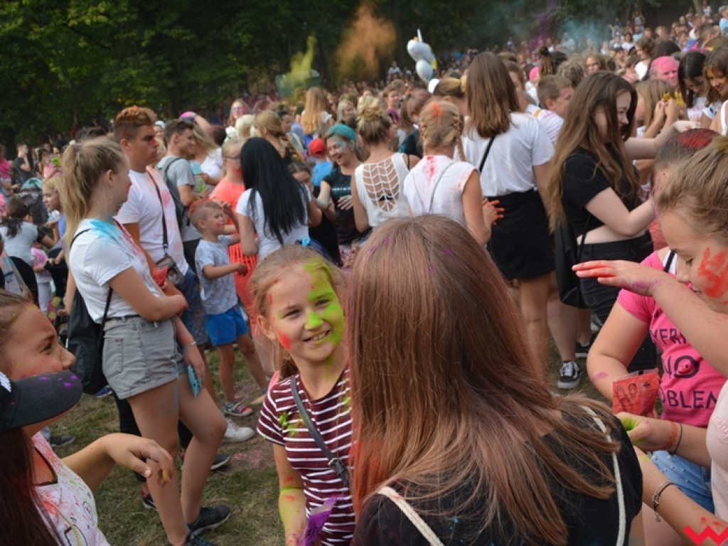 Pomalowali Wrześnię na wszystkie barwy tęczy na pierwszym festiwalu kolorów w mieście