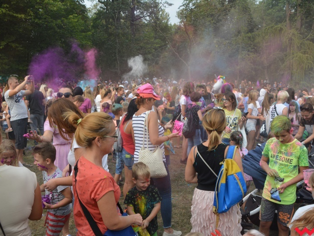 Pomalowali Wrześnię na wszystkie barwy tęczy na pierwszym festiwalu kolorów w mieście