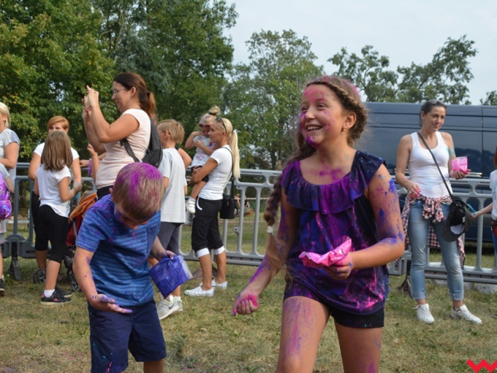 Pomalowali Wrześnię na wszystkie barwy tęczy na pierwszym festiwalu kolorów w mieście