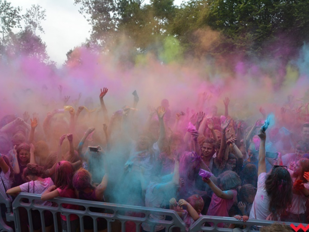 Pomalowali Wrześnię na wszystkie barwy tęczy na pierwszym festiwalu kolorów w mieście