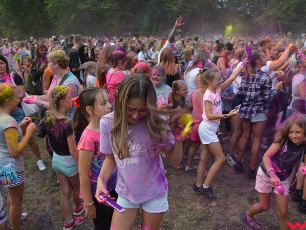 Pomalowali Wrześnię na wszystkie barwy tęczy na pierwszym festiwalu kolorów w mieście