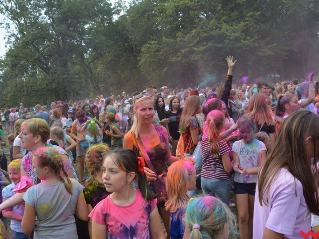 Pomalowali Wrześnię na wszystkie barwy tęczy na pierwszym festiwalu kolorów w mieście