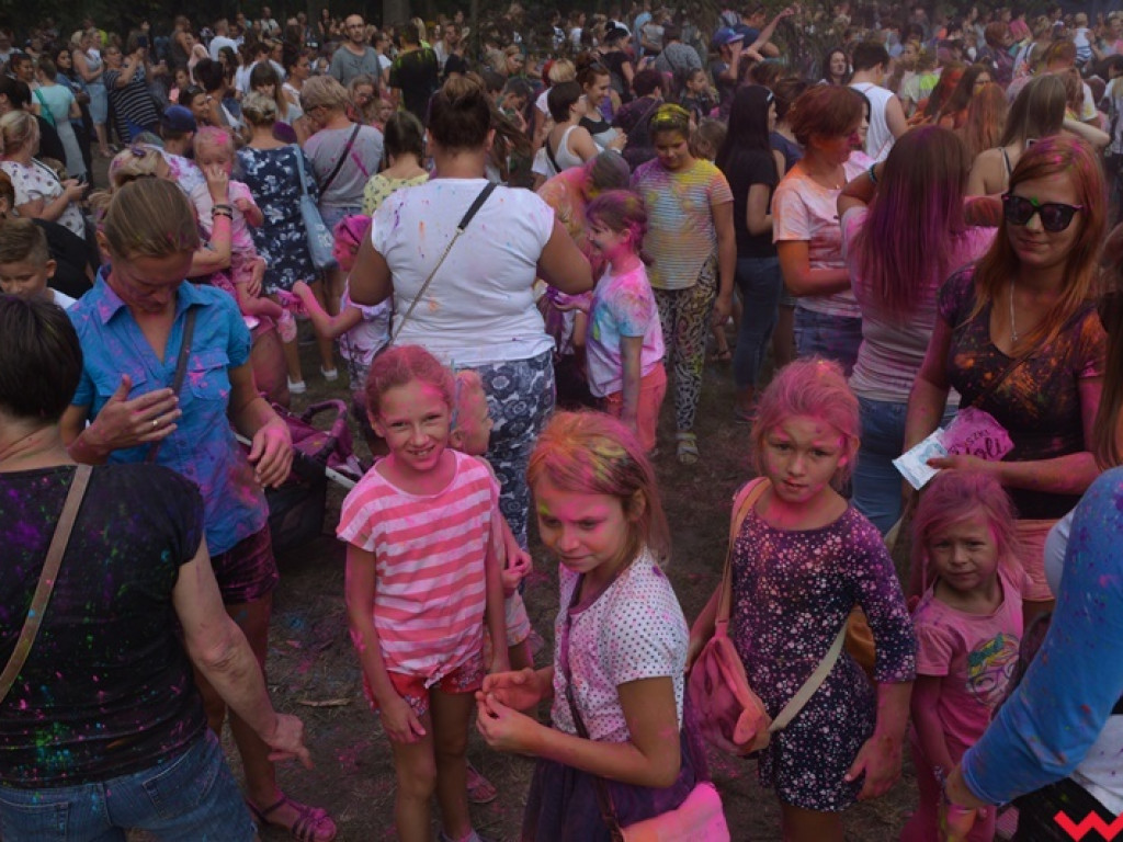 Pomalowali Wrześnię na wszystkie barwy tęczy na pierwszym festiwalu kolorów w mieście