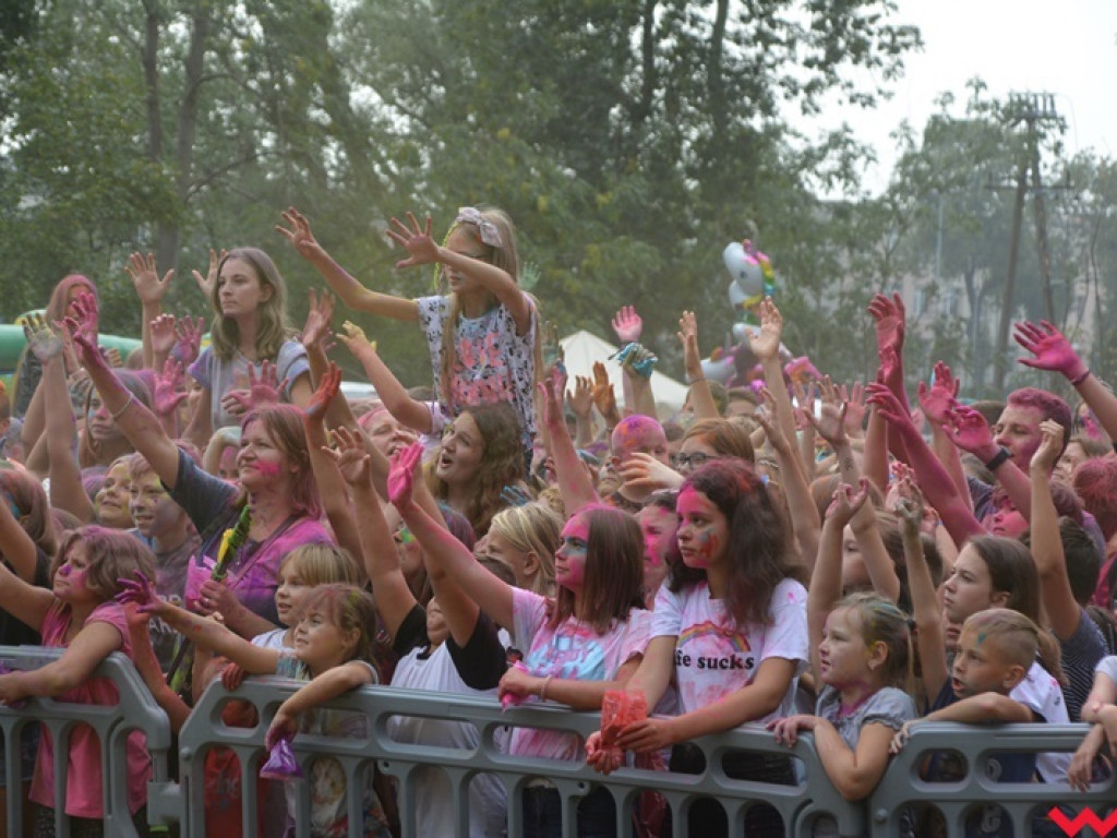 Pomalowali Wrześnię na wszystkie barwy tęczy na pierwszym festiwalu kolorów w mieście