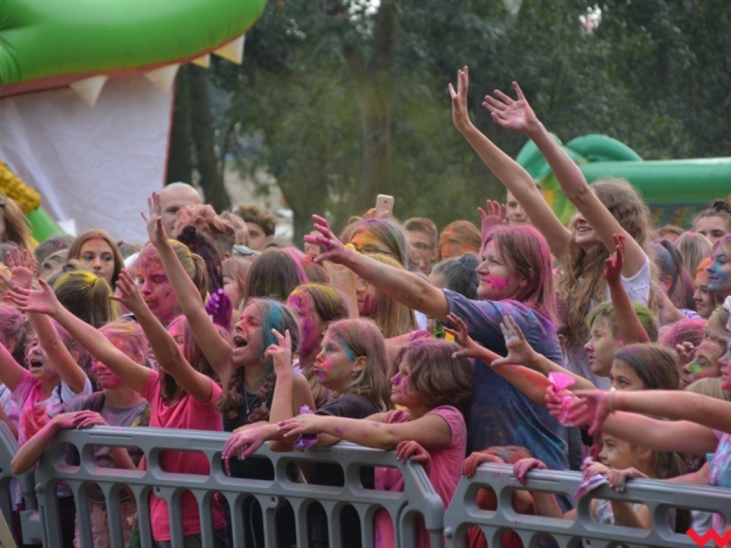 Pomalowali Wrześnię na wszystkie barwy tęczy na pierwszym festiwalu kolorów w mieście