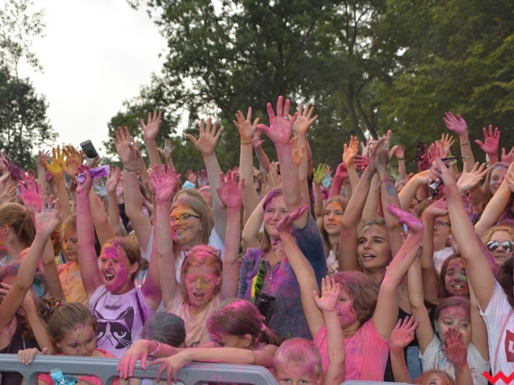 Pomalowali Wrześnię na wszystkie barwy tęczy na pierwszym festiwalu kolorów w mieście