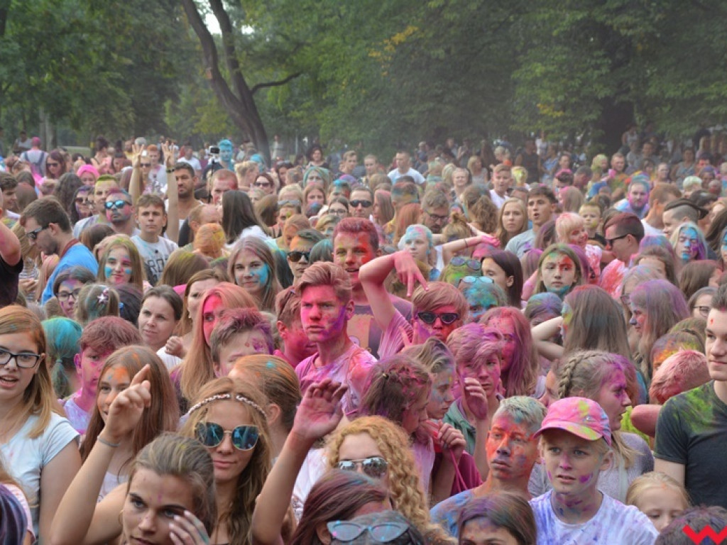 Pomalowali Wrześnię na wszystkie barwy tęczy na pierwszym festiwalu kolorów w mieście