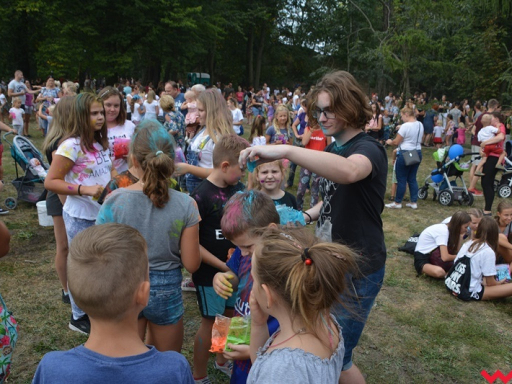 Pomalowali Wrześnię na wszystkie barwy tęczy na pierwszym festiwalu kolorów w mieście