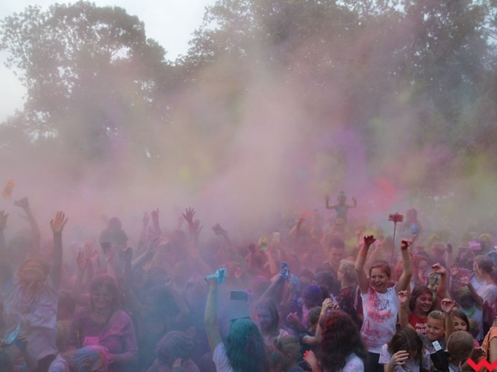 Pomalowali Wrześnię na wszystkie barwy tęczy na pierwszym festiwalu kolorów w mieście