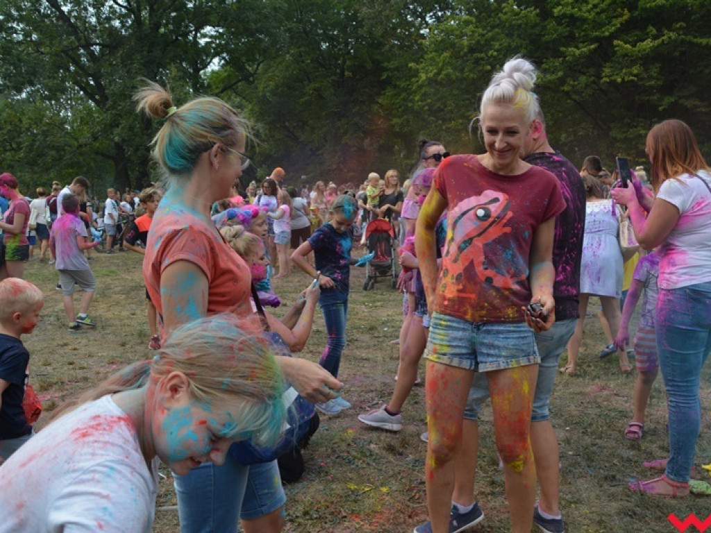 Pomalowali Wrześnię na wszystkie barwy tęczy na pierwszym festiwalu kolorów w mieście