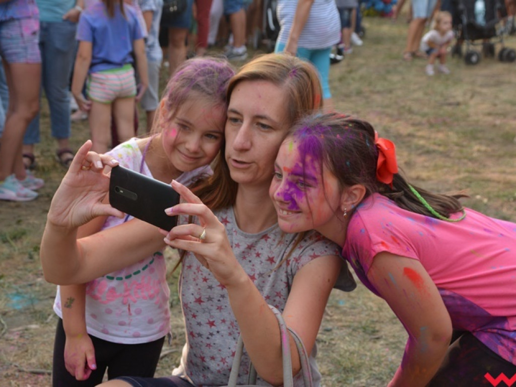 Pomalowali Wrześnię na wszystkie barwy tęczy na pierwszym festiwalu kolorów w mieście