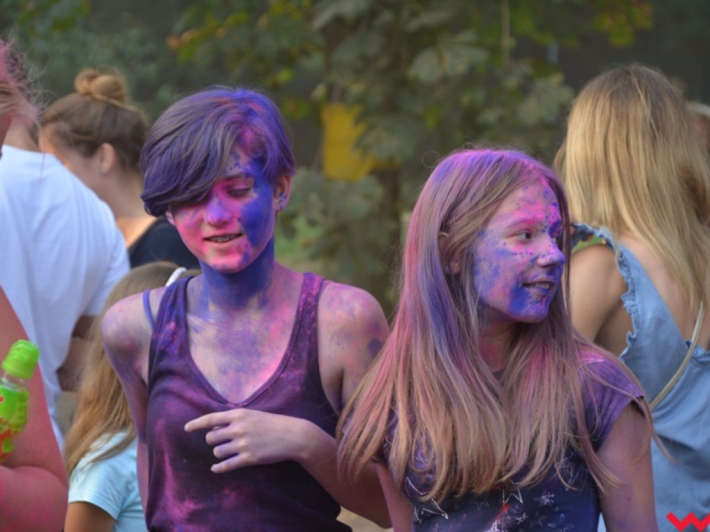 Pomalowali Wrześnię na wszystkie barwy tęczy na pierwszym festiwalu kolorów w mieście