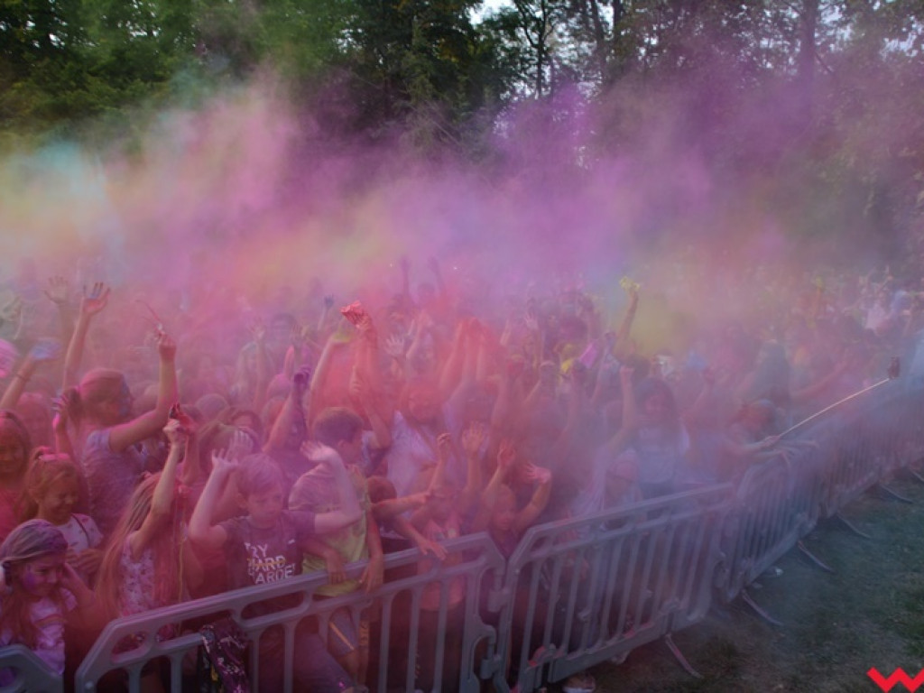 Pomalowali Wrześnię na wszystkie barwy tęczy na pierwszym festiwalu kolorów w mieście