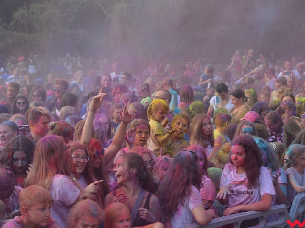 Pomalowali Wrześnię na wszystkie barwy tęczy na pierwszym festiwalu kolorów w mieście