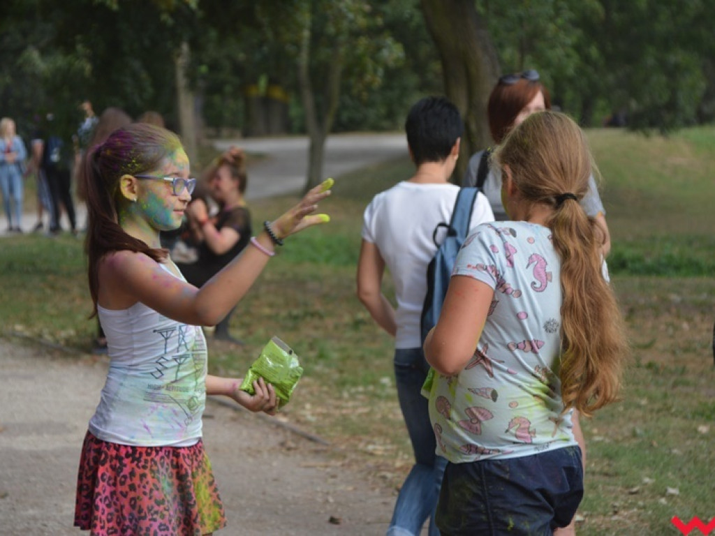 Pomalowali Wrześnię na wszystkie barwy tęczy na pierwszym festiwalu kolorów w mieście