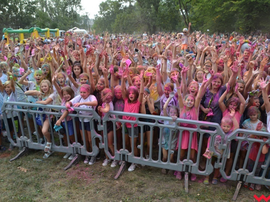Pomalowali Wrześnię na wszystkie barwy tęczy na pierwszym festiwalu kolorów w mieście