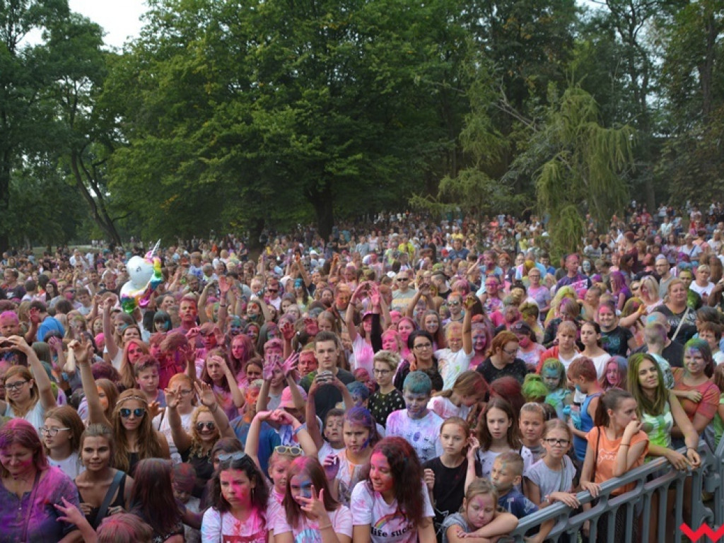 Pomalowali Wrześnię na wszystkie barwy tęczy na pierwszym festiwalu kolorów w mieście