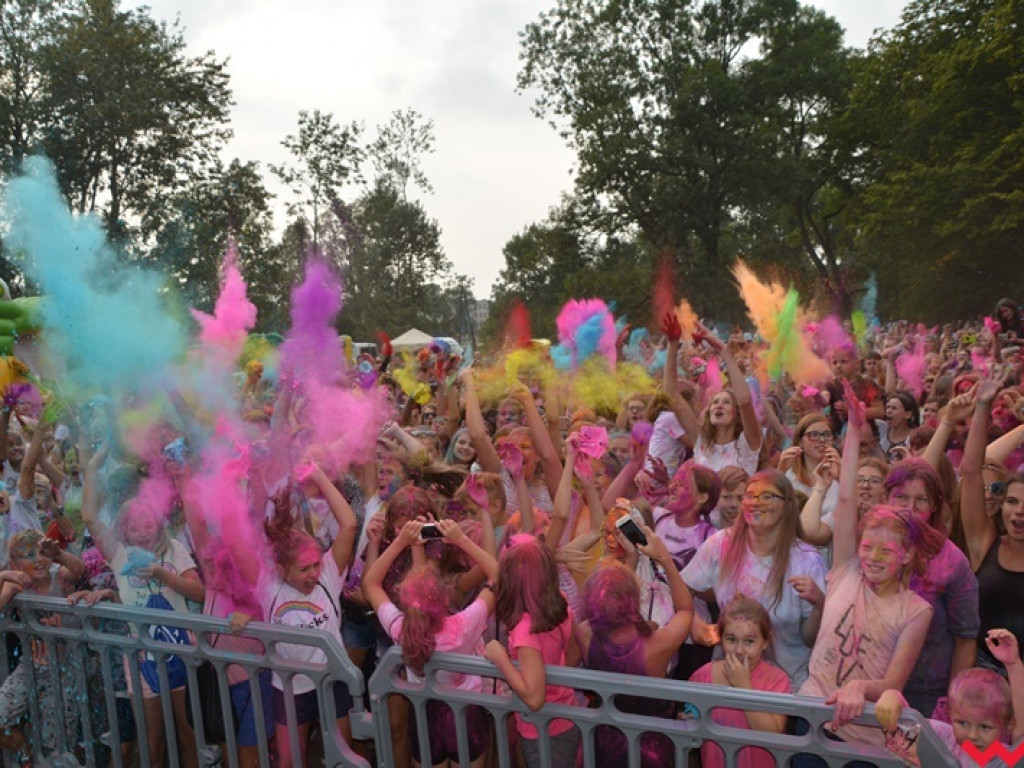 Pomalowali Wrześnię na wszystkie barwy tęczy na pierwszym festiwalu kolorów w mieście