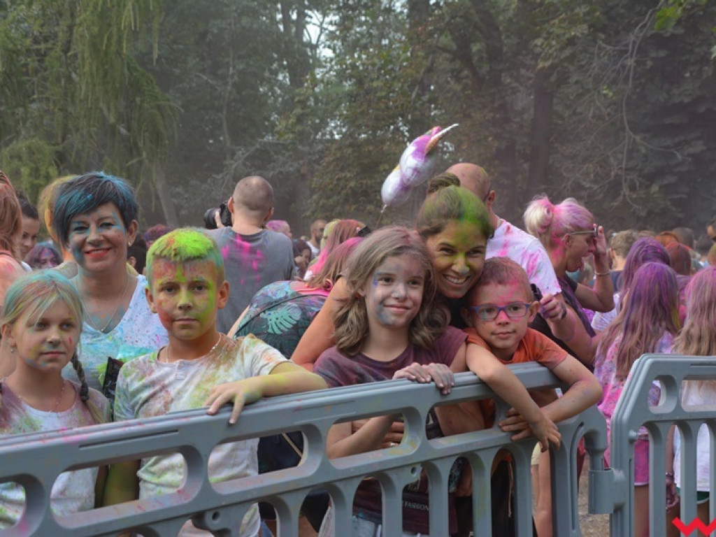 Pomalowali Wrześnię na wszystkie barwy tęczy na pierwszym festiwalu kolorów w mieście