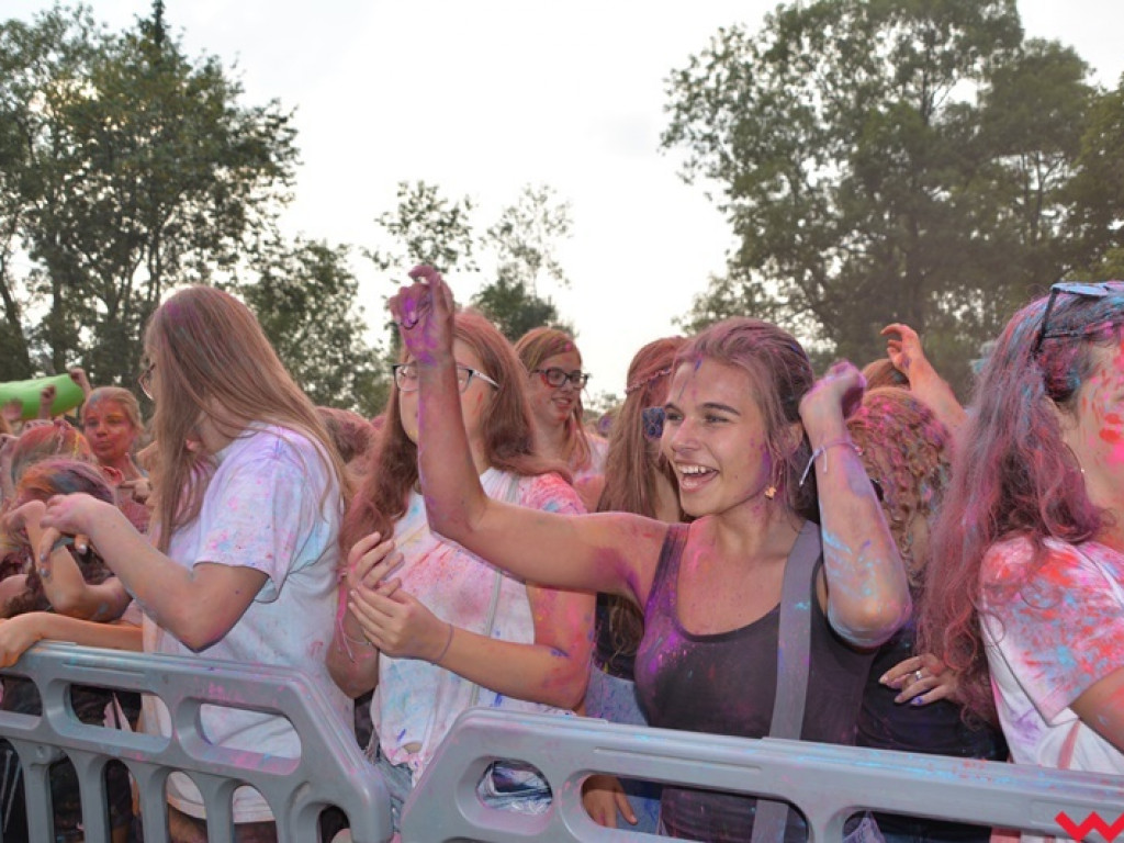 Pomalowali Wrześnię na wszystkie barwy tęczy na pierwszym festiwalu kolorów w mieście