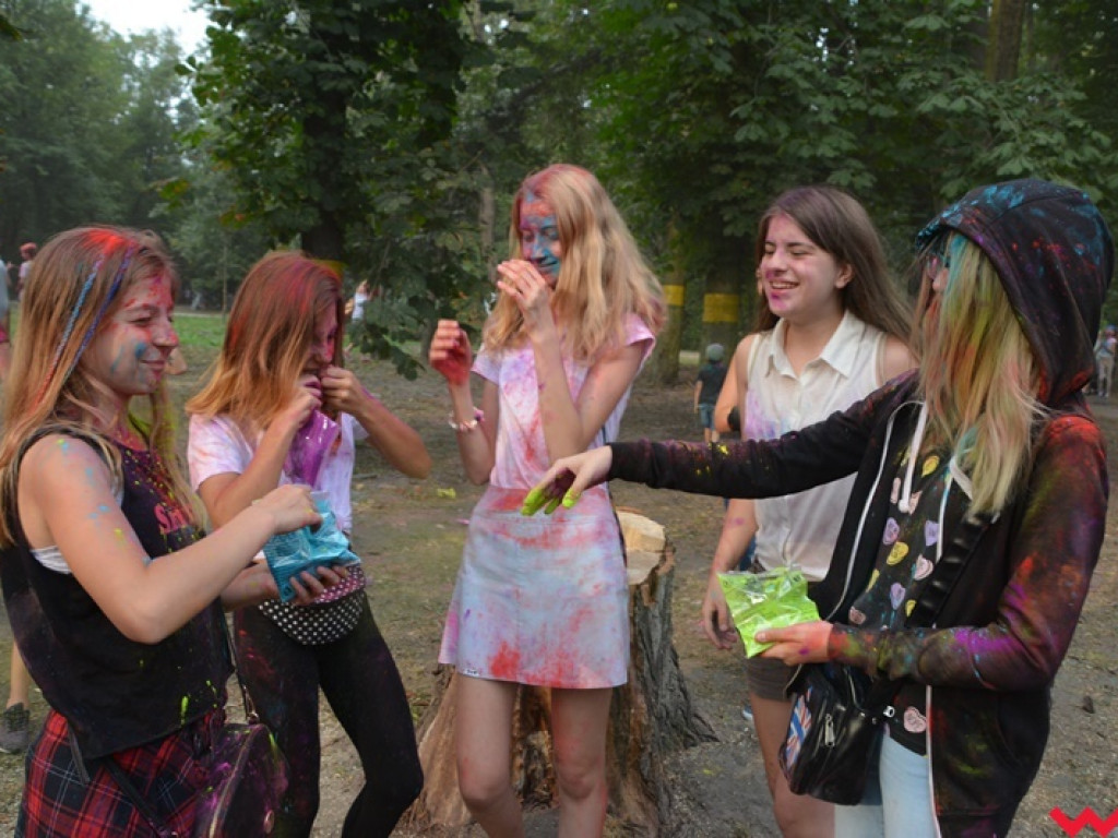 Pomalowali Wrześnię na wszystkie barwy tęczy na pierwszym festiwalu kolorów w mieście