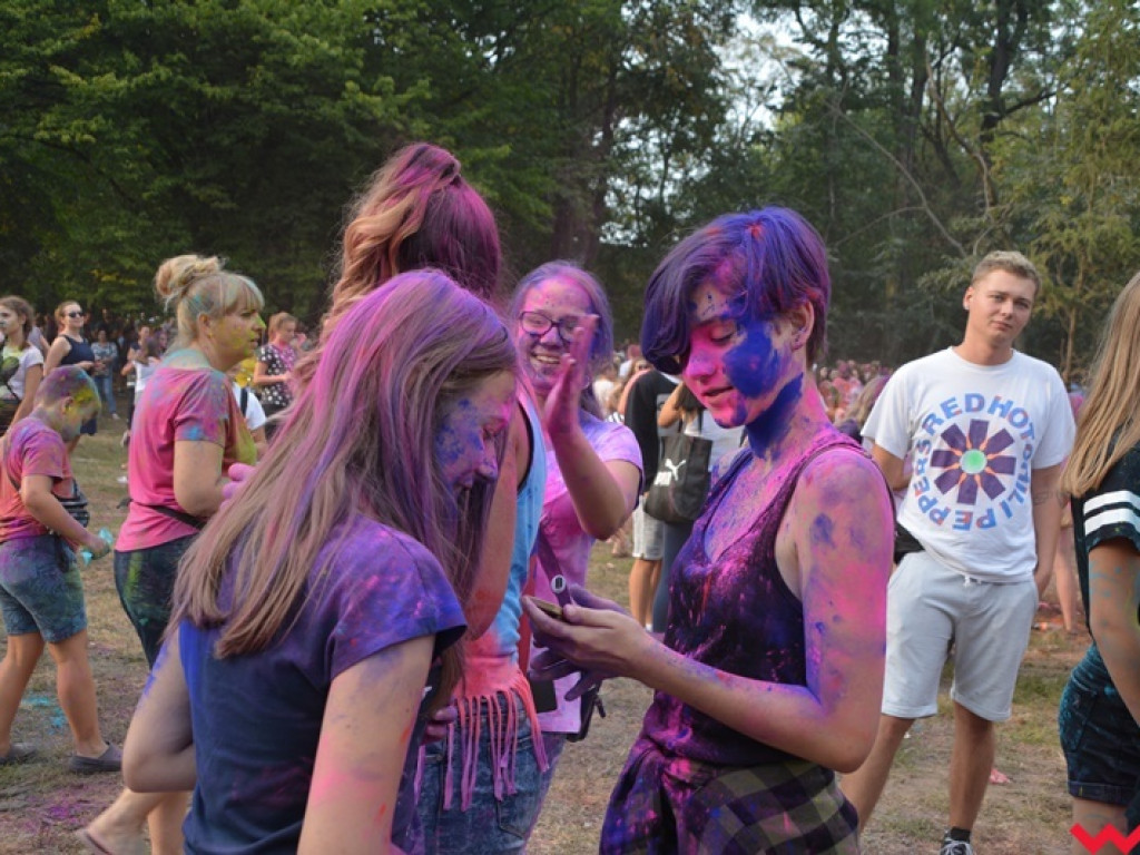 Pomalowali Wrześnię na wszystkie barwy tęczy na pierwszym festiwalu kolorów w mieście