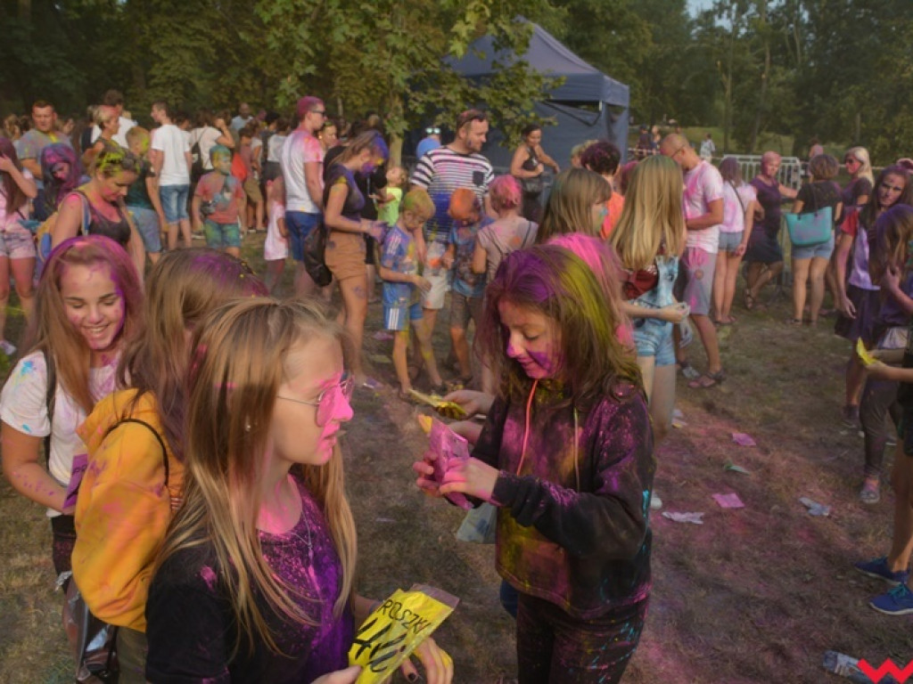 Pomalowali Wrześnię na wszystkie barwy tęczy na pierwszym festiwalu kolorów w mieście