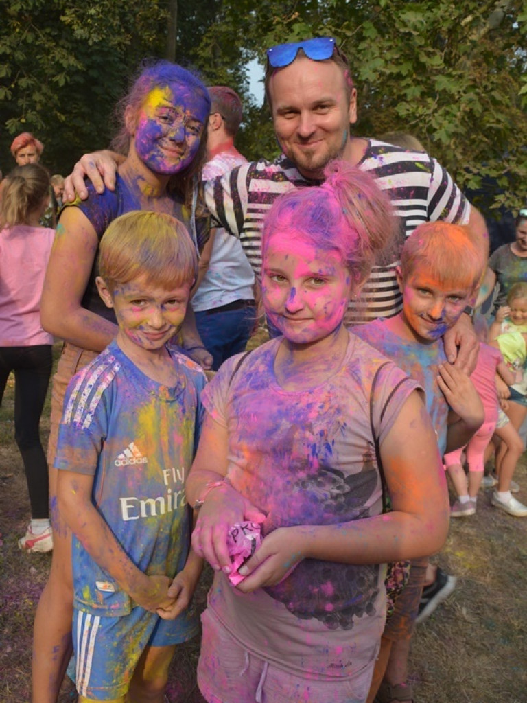 Pomalowali Wrześnię na wszystkie barwy tęczy na pierwszym festiwalu kolorów w mieście