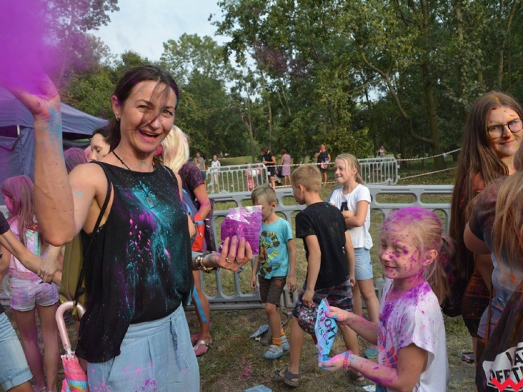 Pomalowali Wrześnię na wszystkie barwy tęczy na pierwszym festiwalu kolorów w mieście